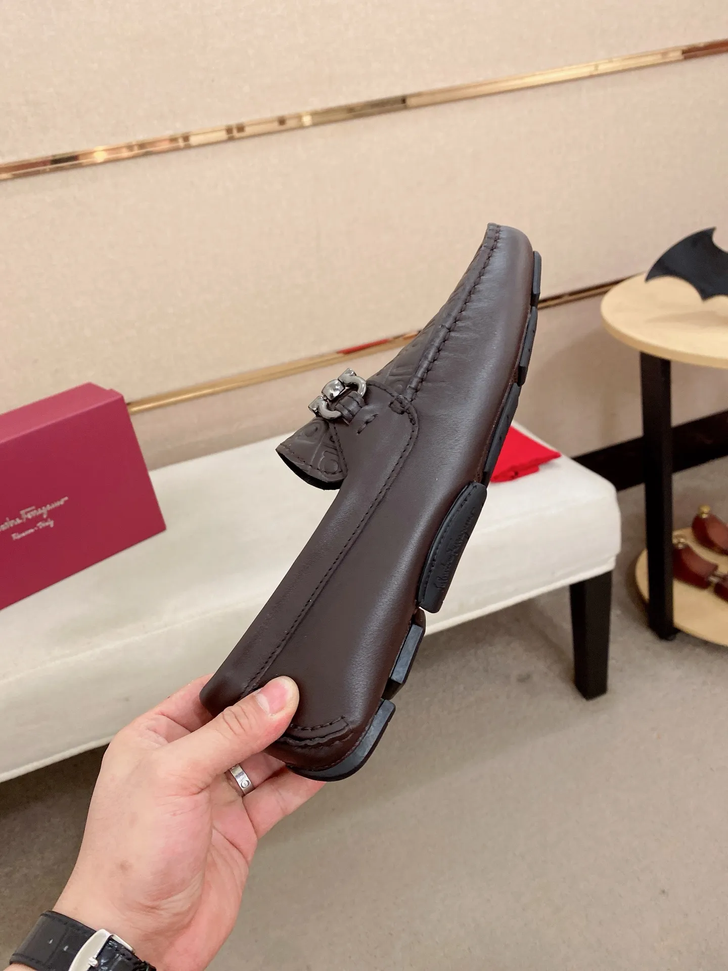 Men's shoes💰: 560💰High-end quality! Ferragamo🆕🆕Exclusive hot-selling products in stock🔥🔥New products on the shelves, high-quality Ferragamo men's pea shoes, high-end casual driving shoes, with complete packaging! 💪 💪 Material: imported cowhide 🐂 + imported high-quality water-dyed cowhide lining + wear-resistant outsole 👍🏻👍🏻 Features: high-end and comfortable, purely handmade 🚀 🚀 Create the perfect shoes that suit you best 🔥 🔥 Size: (38-44) 45 standard size can be customized!